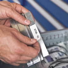 Cinta para Rotulador Rhino Polyester 1/2 in 12 mm x 5.5 m Negro/Blanco | Dymo 18483